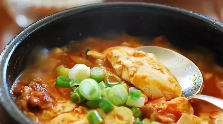 一碗热汤的做法是什么？如何在家轻松制作？