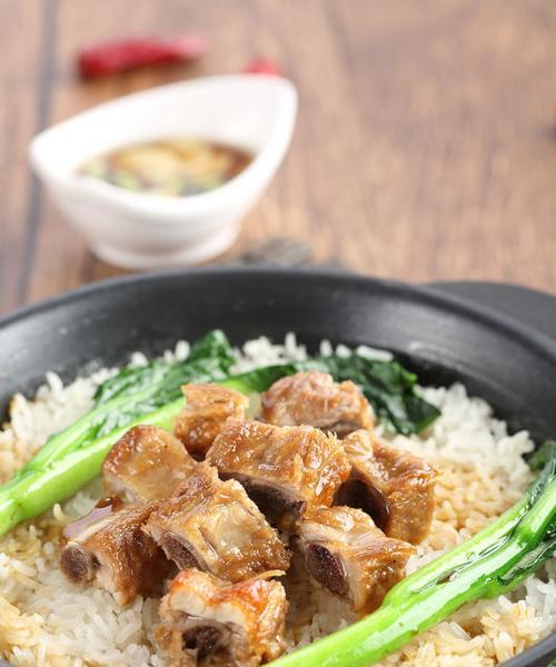 一天排骨煲仔饭的做法？步骤和技巧是什么？