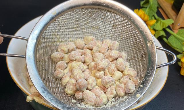 一蛋二吃之金沙花生米怎么做？步骤和技巧是什么？