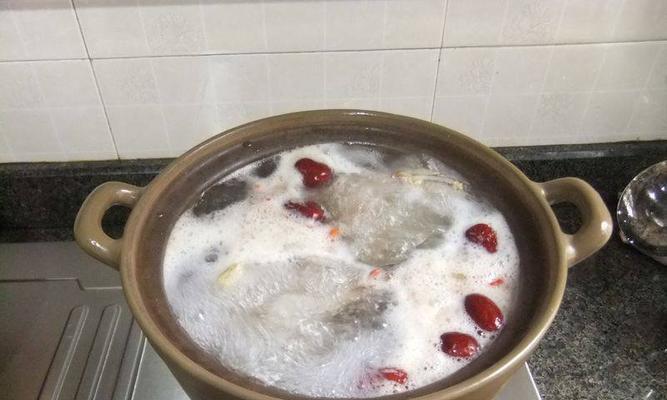 野天麻炖鱼头的做法是什么？如何炖出鲜美的鱼头汤？