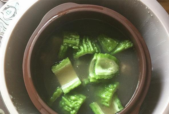 野生山苦瓜排骨汤怎么做？有哪些健康益处？