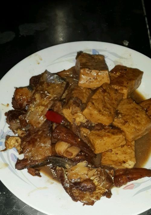野生鲤鱼豆腐汤怎么做才美味？步骤和技巧有哪些？