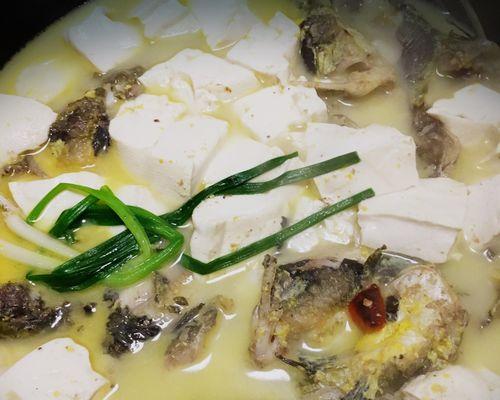 野生鲤鱼豆腐汤怎么做才美味？步骤和技巧有哪些？