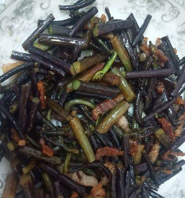 野生蕨菜炒脆骨怎么做？步骤和技巧是什么？