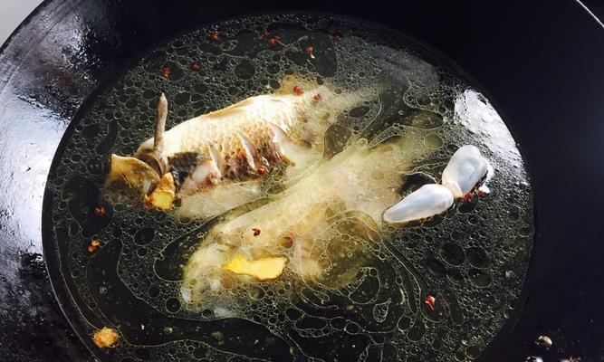 野生鲫鱼煨豆腐怎么做？步骤和技巧有哪些？