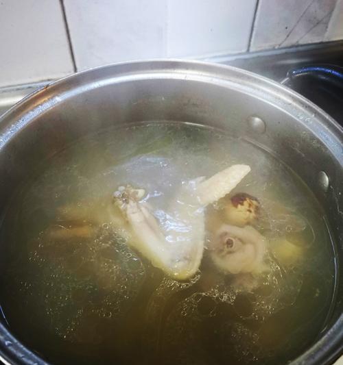 野生红菇煲鸡汤的做法是什么？煲出的鸡汤有哪些健康益处？