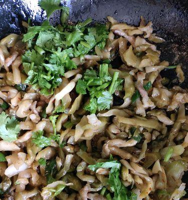 野生福寿鱼焖榨菜怎么做？步骤和技巧有哪些？