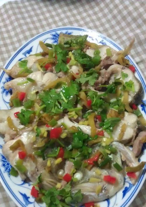 野生福寿鱼焖榨菜怎么做？步骤和技巧有哪些？