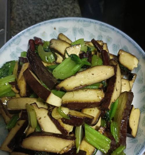 野芹炒肉丝的做法是什么？如何炒出鲜嫩可口的野芹炒肉丝？