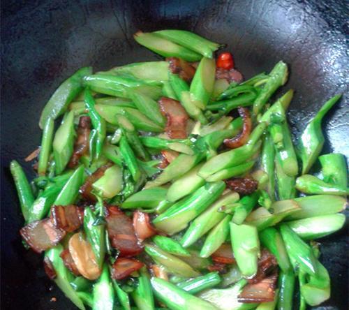 野芹炒腊肉的做法是什么？如何炒出美味的野芹腊肉？