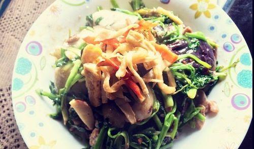 野芹菜番茄炒年糕怎么做？步骤和技巧有哪些？