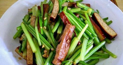 野芹菜炒香干怎么做？步骤和技巧有哪些？
