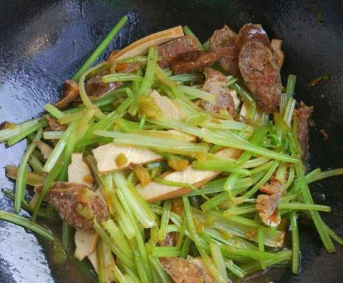 野芹菜炒香肠怎么做？步骤和技巧有哪些？
