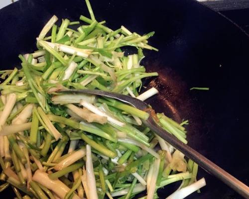 野芹菜炒咸肉丝怎么做？步骤和技巧有哪些？