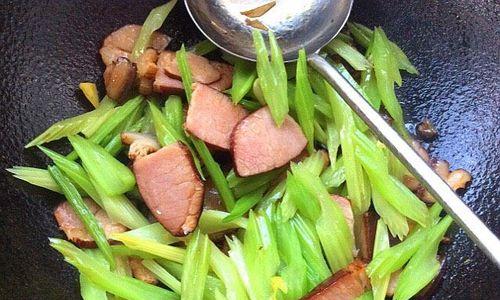 野芹菜炒腊肉怎么做？步骤详解及常见问题解答？