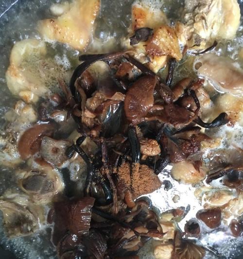 野蘑菇炖鸡怎么做才鲜美？步骤和技巧有哪些？