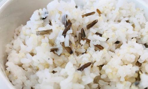 野米熬鸡汤的做法是什么？有哪些营养和健康益处？
