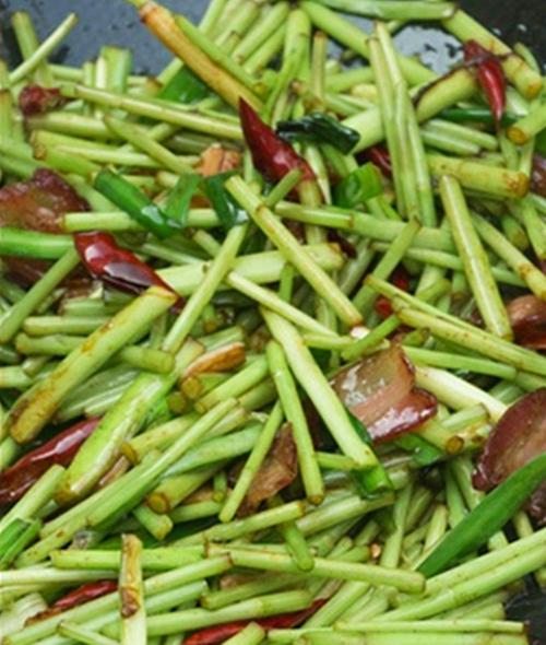 野藜蒿炒乡里腊肉怎么做？步骤和技巧有哪些？