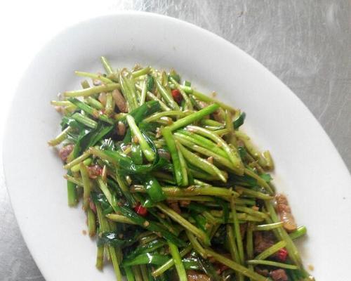 野藜蒿炒乡里腊肉怎么做？步骤和技巧有哪些？