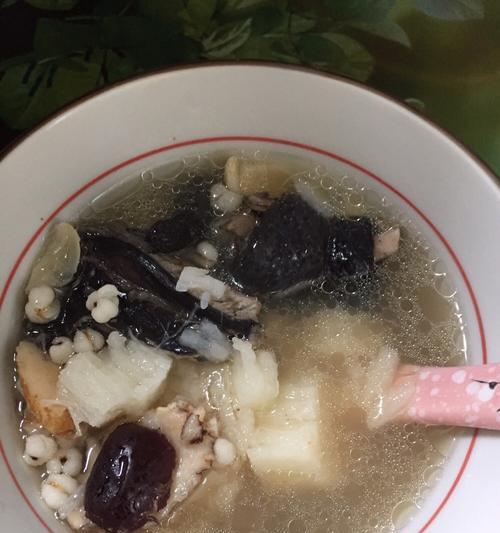 椰子乌鸡汤的做法是什么？如何在家轻松制作？