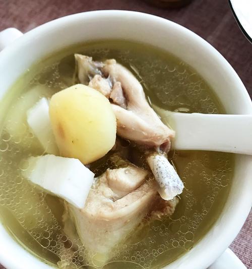 椰子红枣枸杞乌鸡汤怎么做？有哪些健康益处？