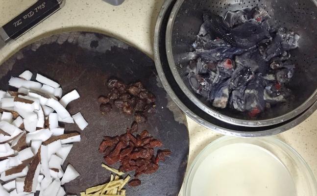 椰子红枣枸杞乌鸡汤怎么做？有哪些健康益处？