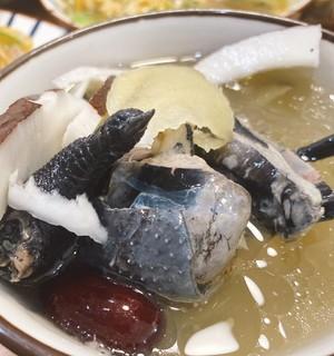 椰子炖乌鸡汤的做法是什么？如何炖制才能保持原汁原味？