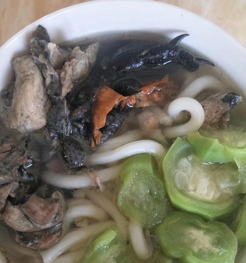 椰子煲乌鸡汤的做法是什么？如何煲出营养又美味的乌鸡汤？