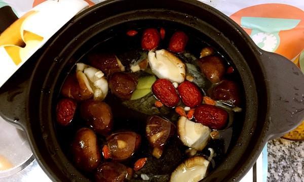 椰子煲乌鸡汤的做法是什么？如何煲出营养又美味的乌鸡汤？