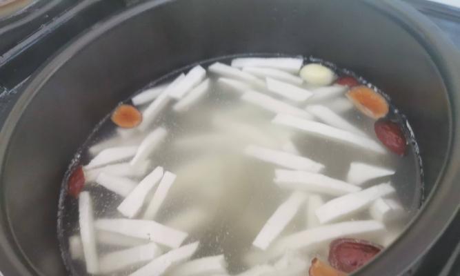 椰子煲老鸡汤的做法是什么？如何煲制出美味的老鸡汤？