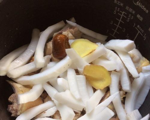 椰子煲老鸡的做法是什么？如何煲制出鲜美的椰子老鸡汤？