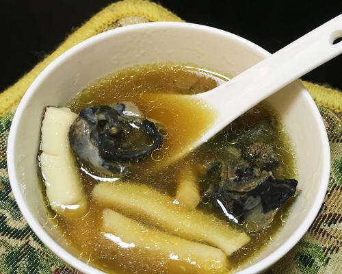 椰子板栗红枣鸡汤怎么做？有哪些健康益处？