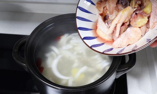 椰子板栗红枣鸡汤怎么做？有哪些健康益处？