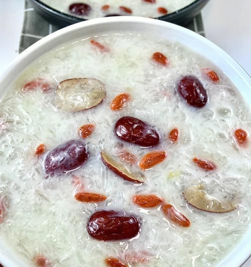 椰汁炖燕窝的做法是什么？步骤和注意事项有哪些？