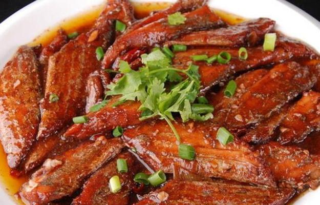 椰油煎泥肠的做法是什么？步骤和技巧有哪些？
