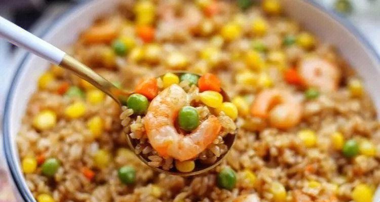 椰香虾仁炒饭怎么做？有哪些步骤和技巧？
