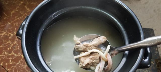 椰肉椰汁排骨汤怎么做？有哪些步骤和技巧？