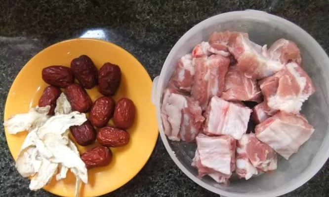 椰肉椰汁排骨汤怎么做？有哪些步骤和技巧？