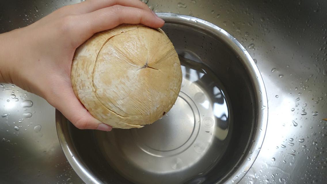 椰青打牛奶怎么做？步骤和技巧是什么？