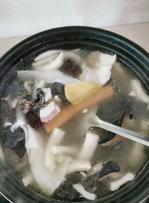 椰皇乌鸡汤的做法是什么？如何在家轻松制作？