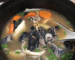 椰皇乌鸡汤的做法是什么？如何在家轻松制作？