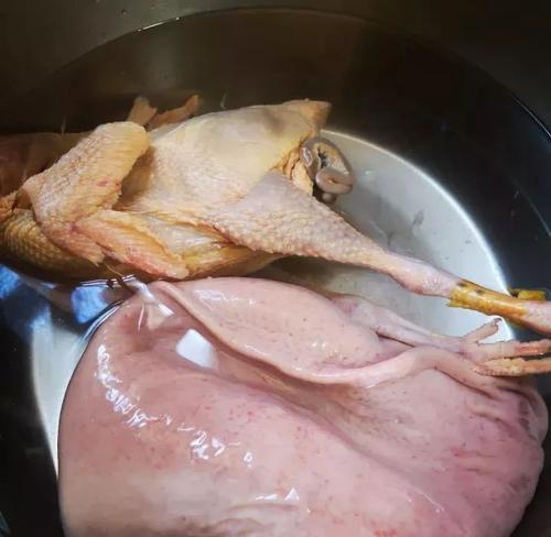 药膳猪肚鸡的做法是什么？如何在家轻松制作？