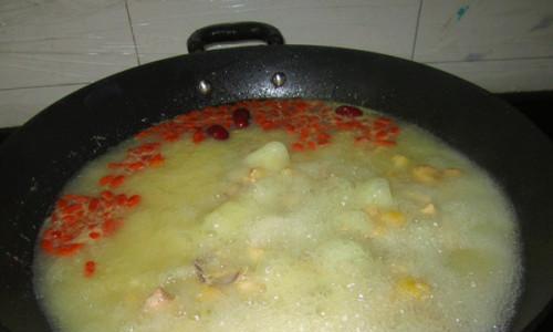 药膳养生鸡的做法是什么？如何在家轻松制作？