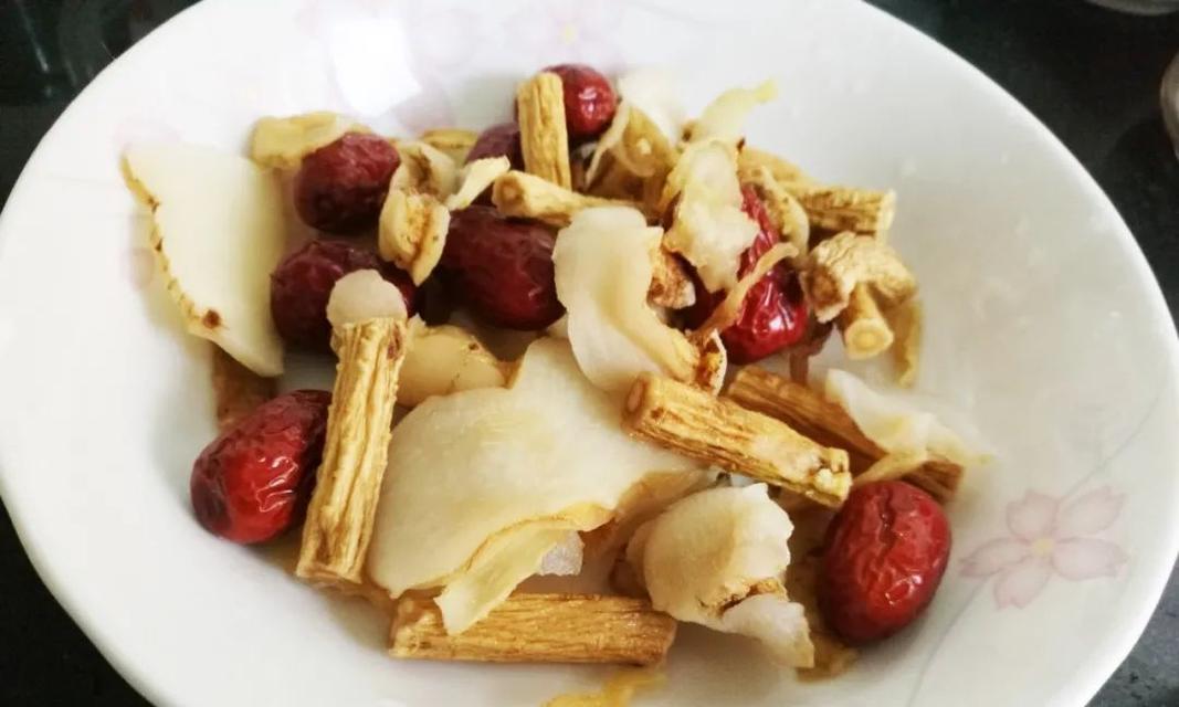 药膳鸡的做法是什么？如何在家轻松制作？