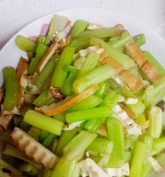 药芹炒茶干怎么做？步骤和技巧有哪些？
