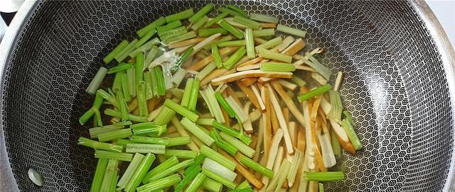 药芹炒茶干怎么做？步骤和技巧有哪些？