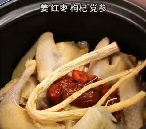 药材炖鸽汤的做法是什么？有哪些步骤和注意事项？