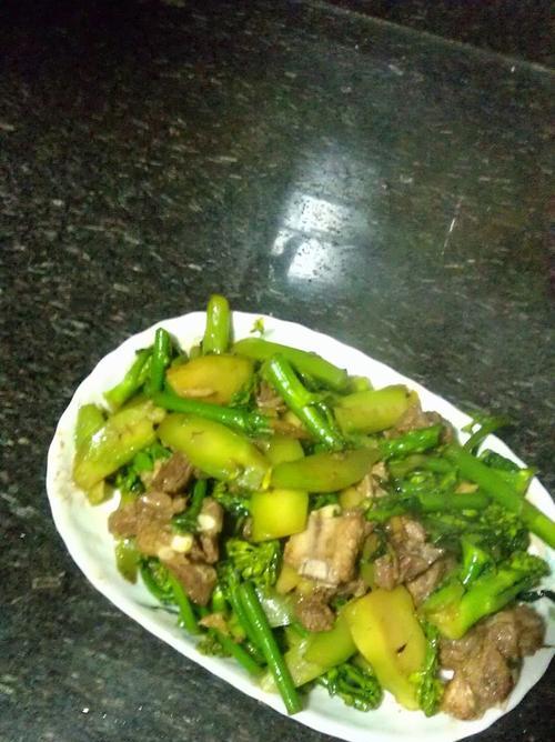腰果香菇炒芥兰梗的做法是什么？步骤详细吗？