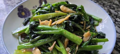 腰果香菇炒芥兰梗的做法是什么？步骤详细吗？
