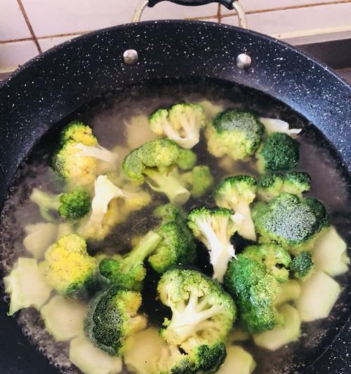 腰果胡萝卜炒西兰花的做法是什么？这道菜的营养成分有哪些？